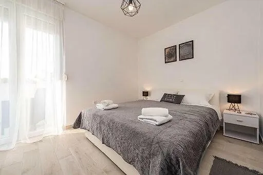 Ane アパート ザダル